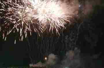 Saúde alerta para riscos de queimaduras com fogos e destaca o que fazer em casos de acidentes